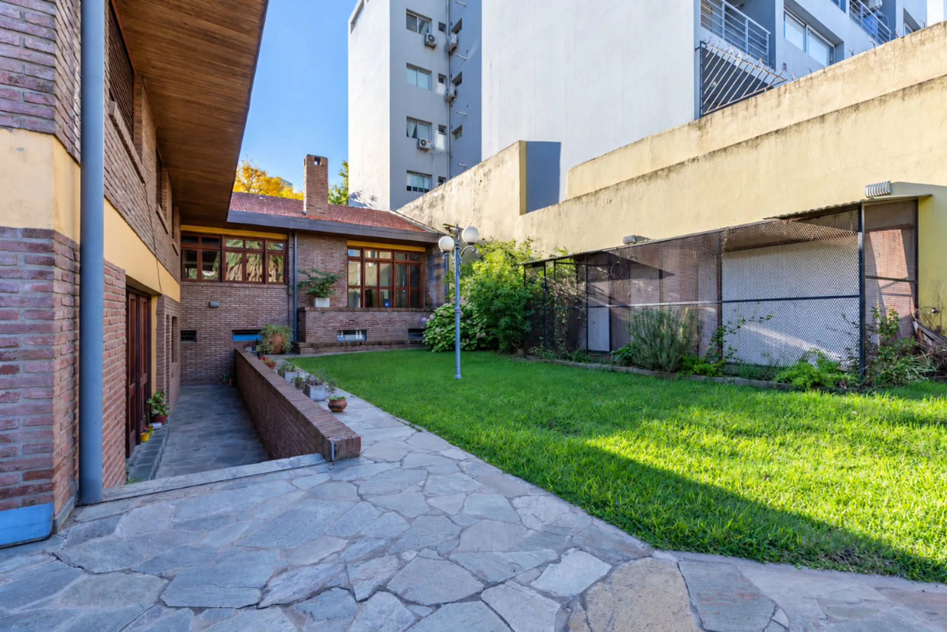 Casa 4 Dormitorios Venta La Plata Cochera y Pileta foto 5