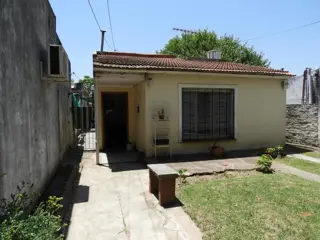 EXCELENTE PROPIEDAD CASA TRES AMBIENTES,  AMPLIO PATIO, GALPÓN , PARRILLA Y ENTRADA DE AUTO. foto 1