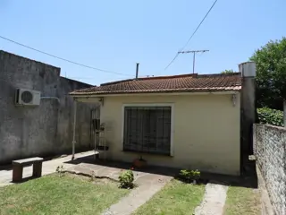 EXCELENTE PROPIEDAD CASA TRES AMBIENTES,  AMPLIO PATIO, GALPÓN , PARRILLA Y ENTRADA DE AUTO. foto 2