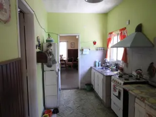 EXCELENTE PROPIEDAD CASA TRES AMBIENTES,  AMPLIO PATIO, GALPÓN , PARRILLA Y ENTRADA DE AUTO. foto 3