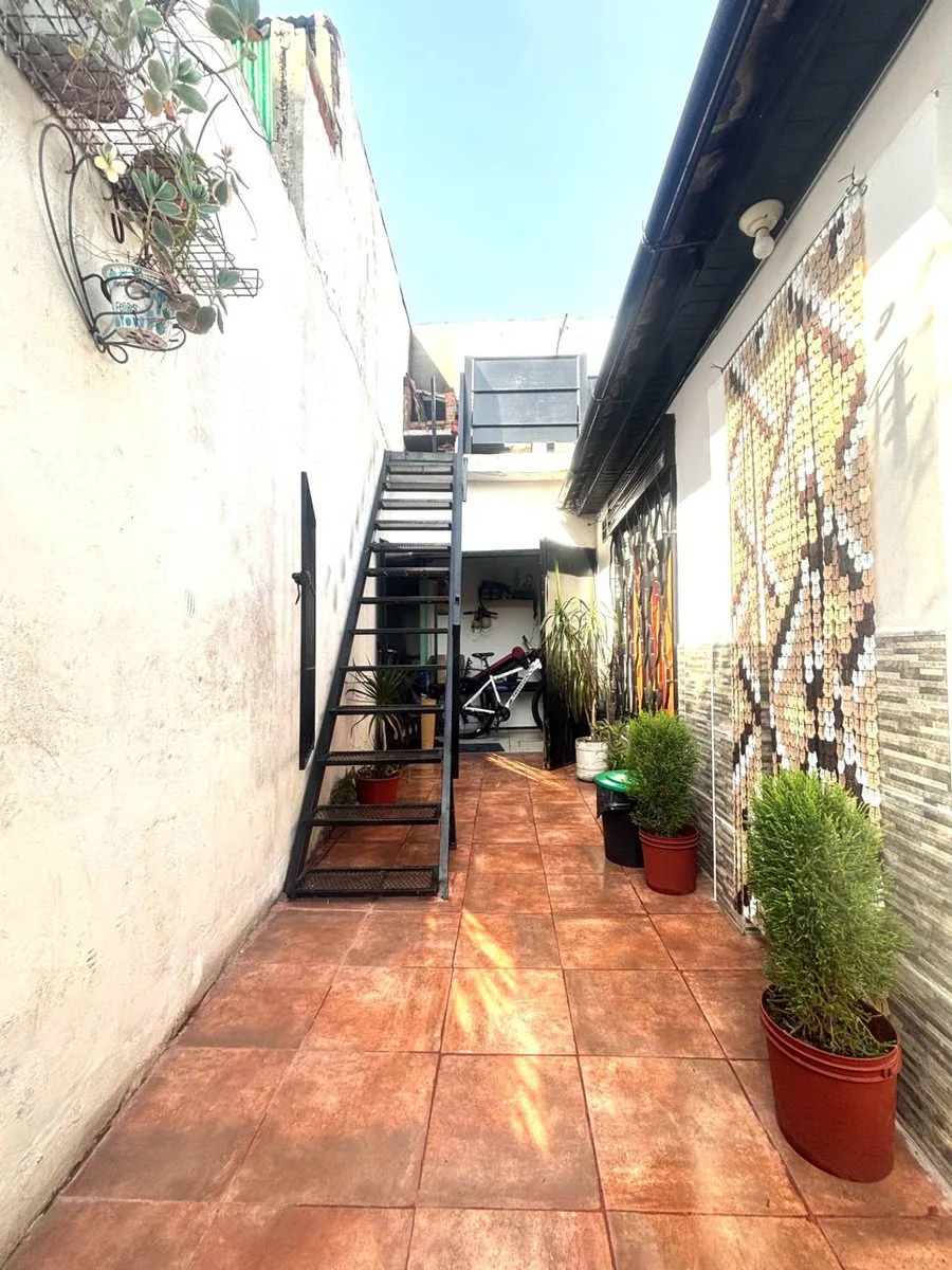 VENTA PH 4 AMBIENTES CON PATIO EN CASEROS foto 2