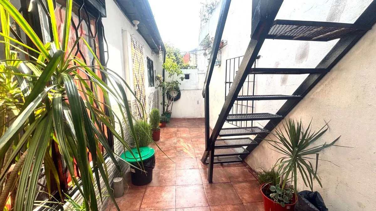 VENTA PH 4 AMBIENTES CON PATIO EN CASEROS foto 3