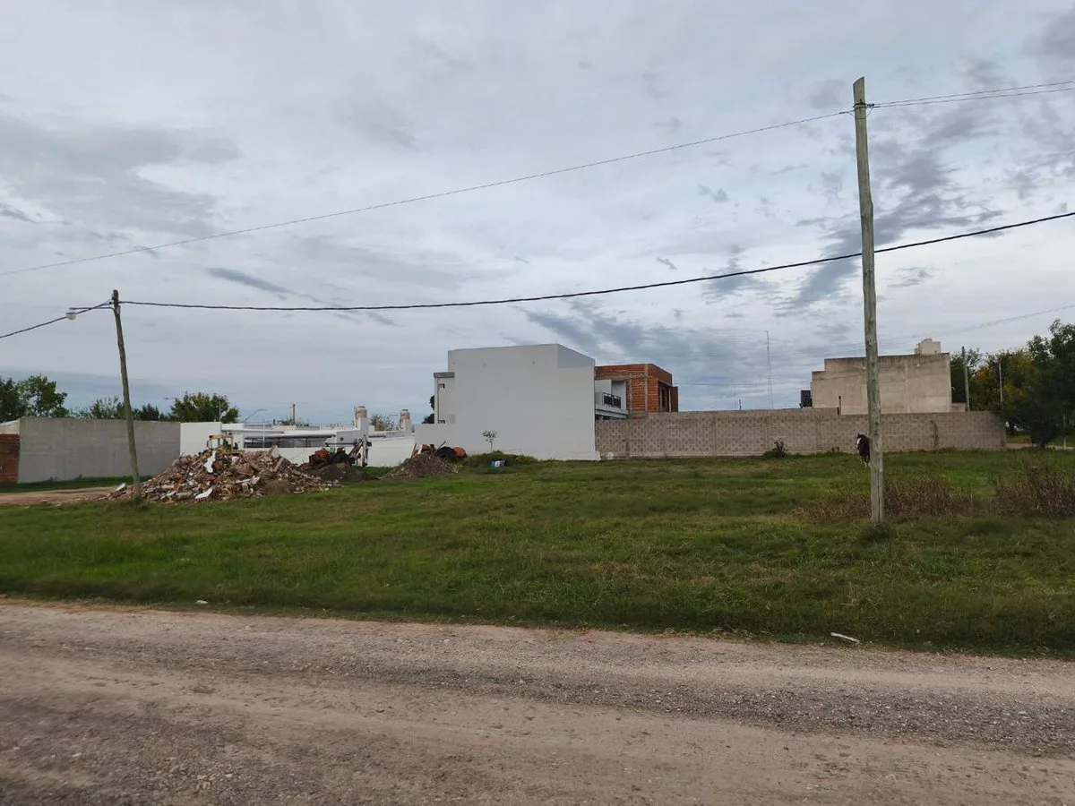 Terreno de 10x30 con todos los servicios, Crespo foto 3