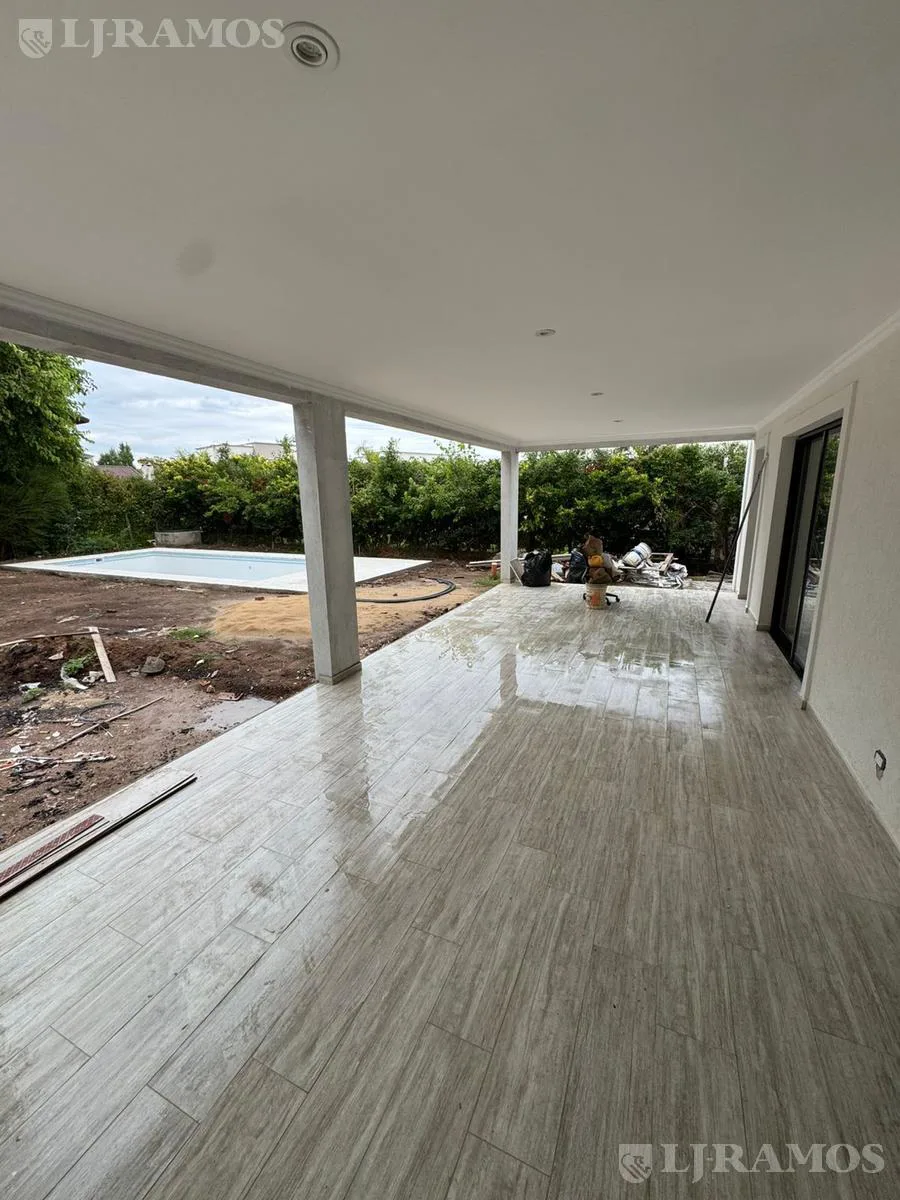 Casa a estrenar con pileta lote interno en 1 Planta PG foto 3