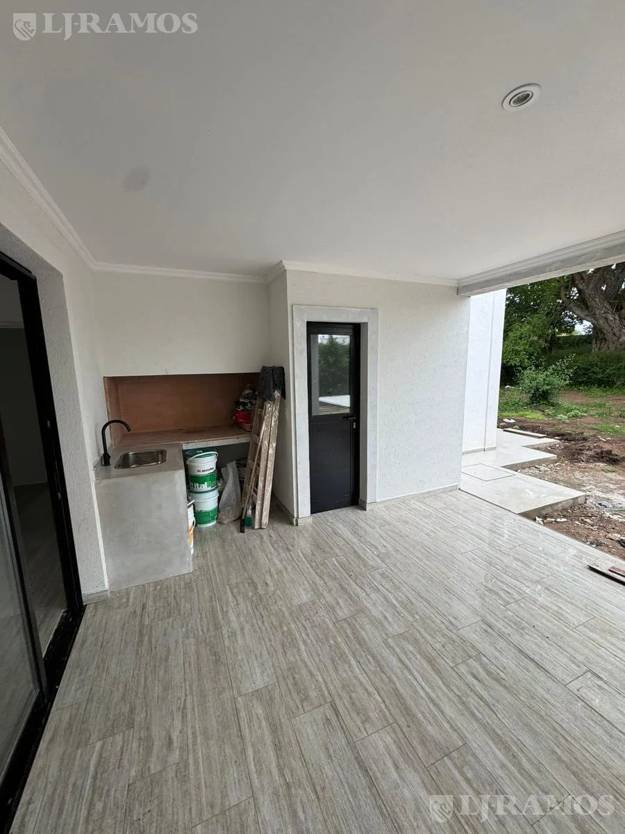Casa a estrenar con pileta lote interno en 1 Planta PG foto 4