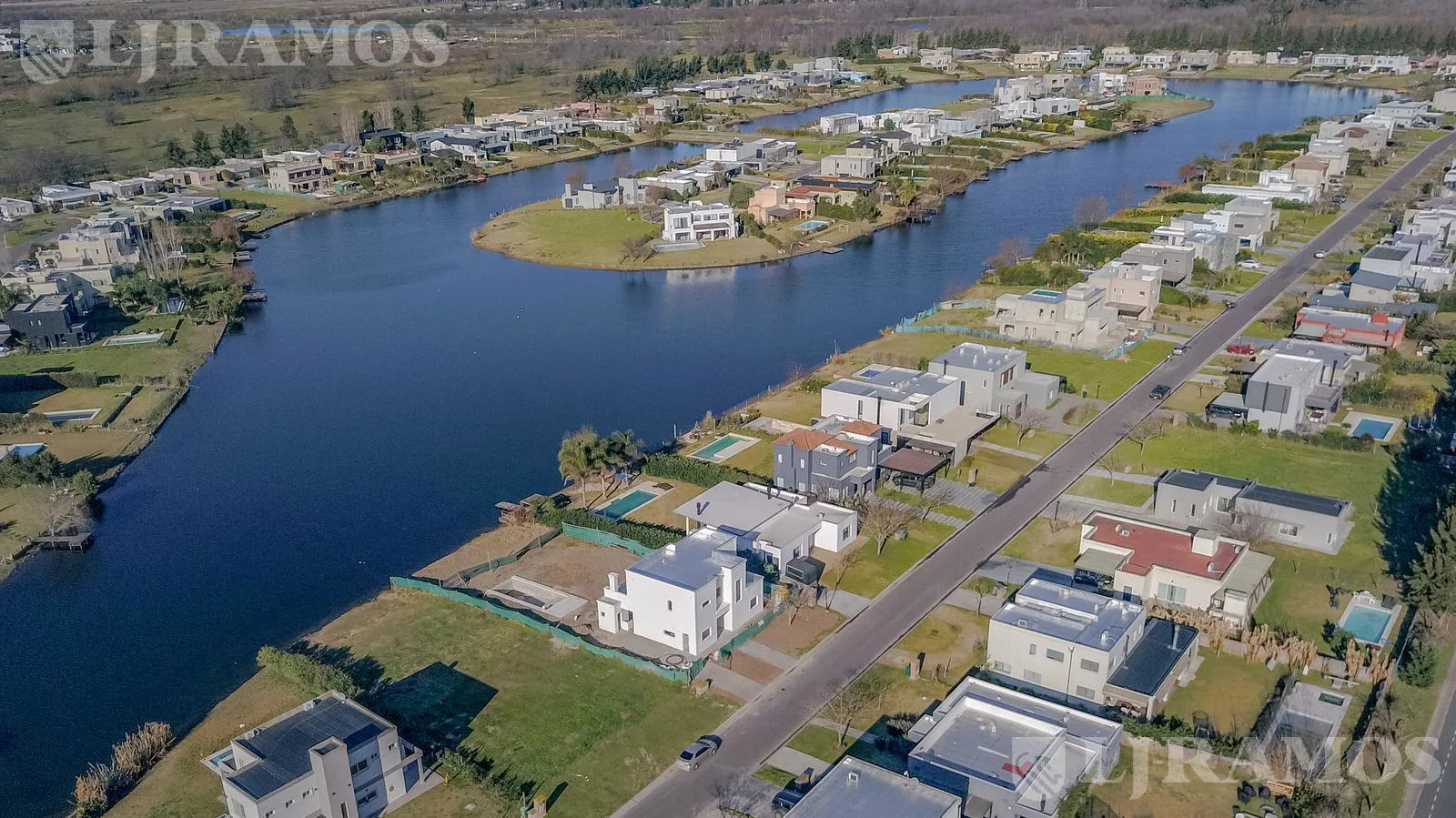 Casa a estrenar con pileta lote interno en 1 Planta PG foto 5