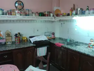 Chalet de 6 amb + 2 locales + cocheras. s/ lote de 15x45mts foto 2