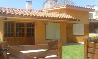 CHALET PARA 6 PERSONAS. CON PATIO. PILETA. COCHERA. PRÓXIMA AL RÍO!! foto 1
