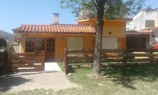 CHALET PARA 6 PERSONAS. CON PATIO. PILETA. COCHERA. PRÓXIMA AL RÍO!! foto 2
