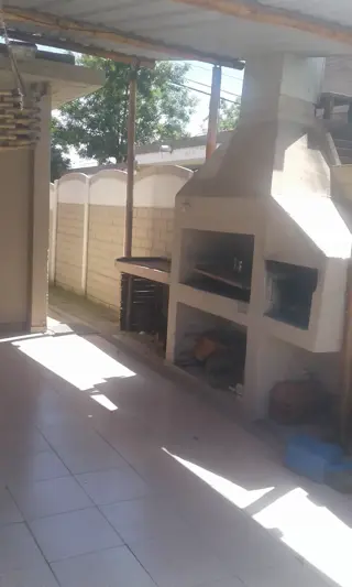 CHALET PARA 6 PERSONAS. CON PATIO. PILETA. COCHERA. PRÓXIMA AL RÍO!! foto 5