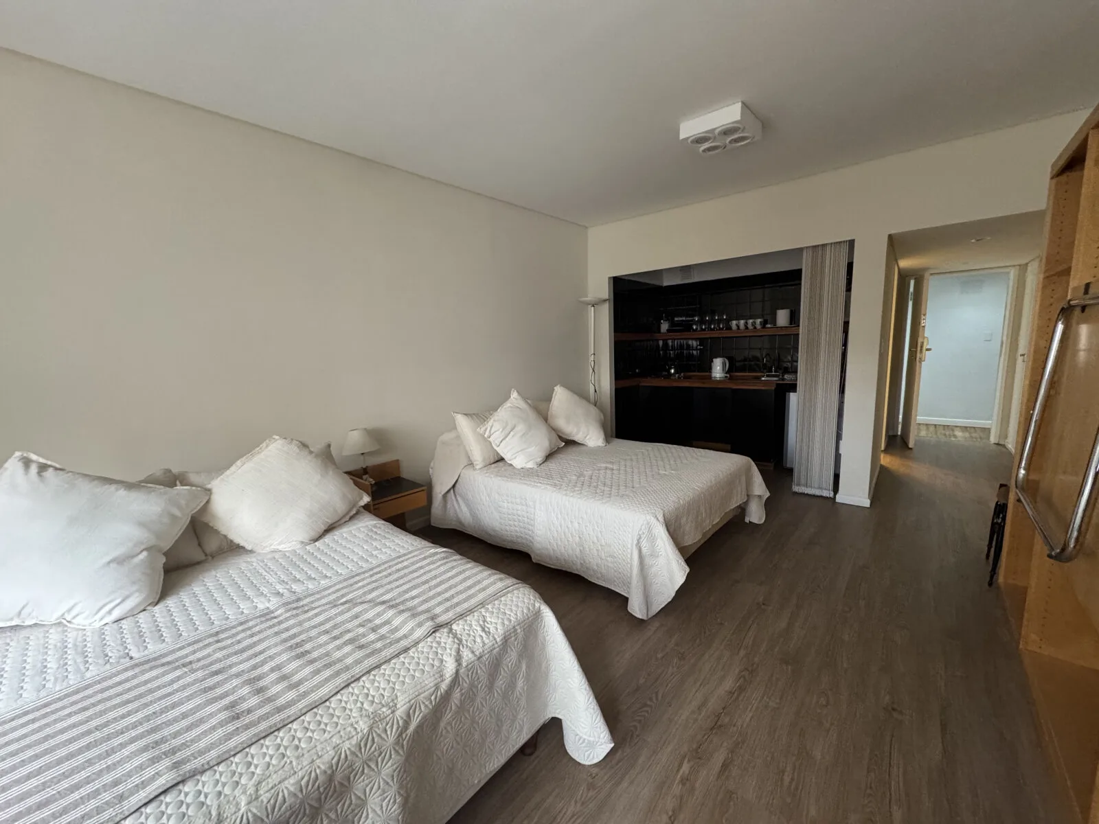 Suipacha al 1200 alquiler studio equipado con amenities opción cochera foto 4