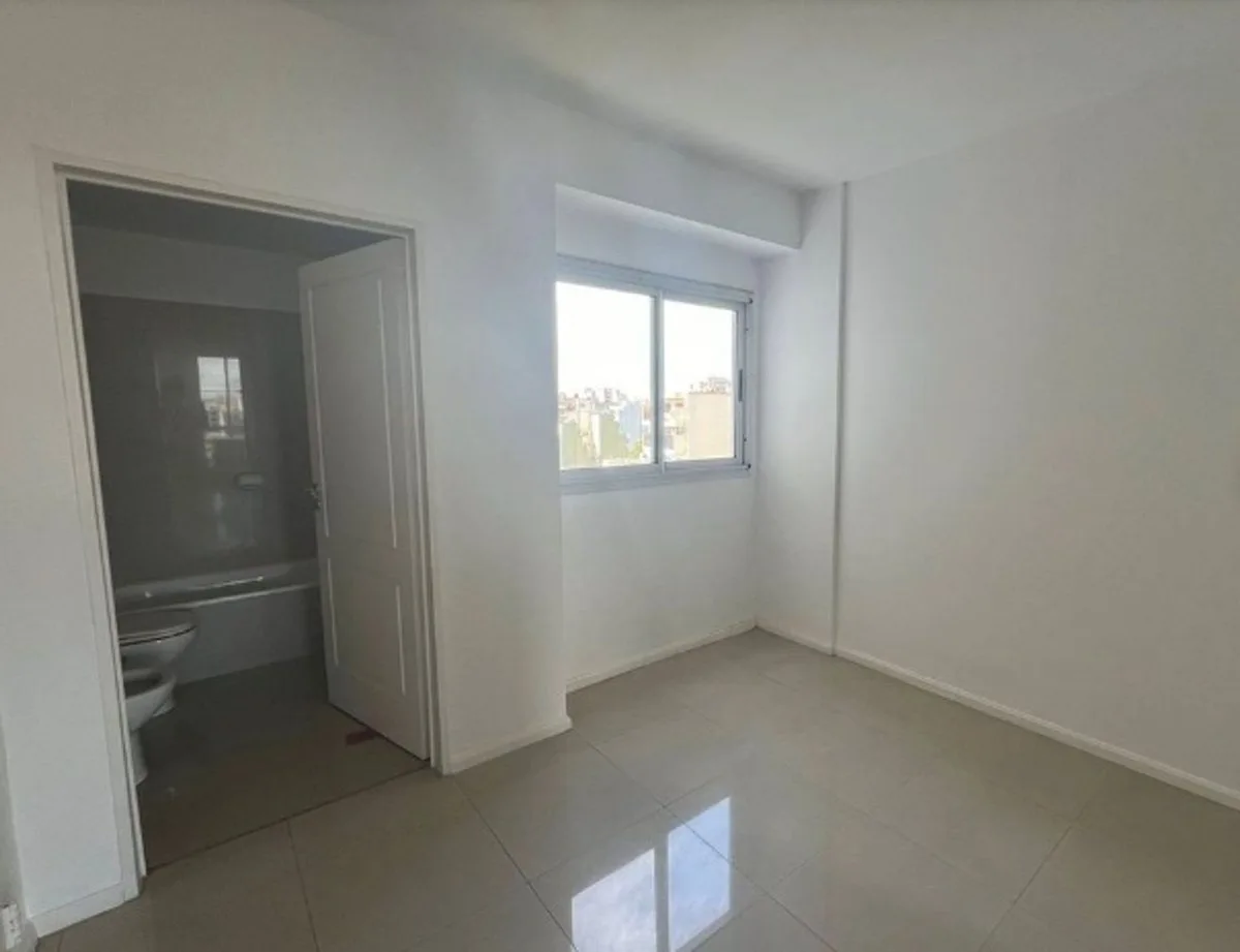 VENTA MONOAMBIENTE DIVIDIDO CON BAULERA EN FLORES foto 4