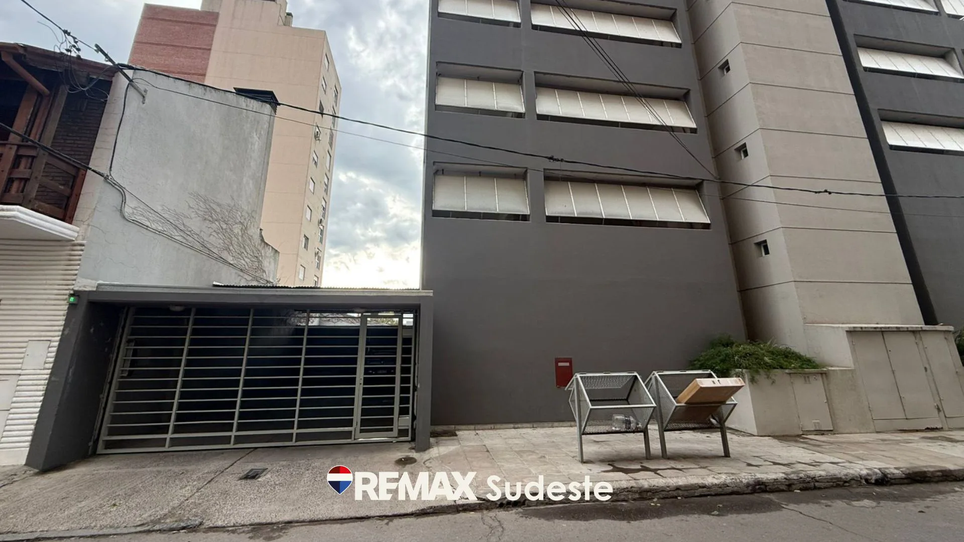 VENTA COCHERA GRANADEROS Y SARMIENTO foto 2