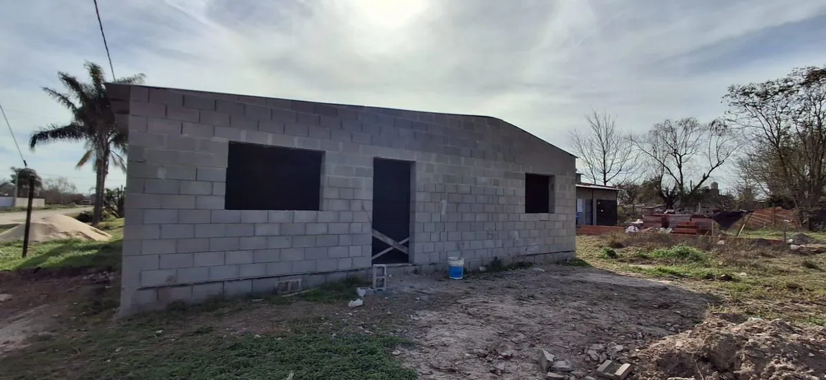 Se vende terreno con construcción a terminar.