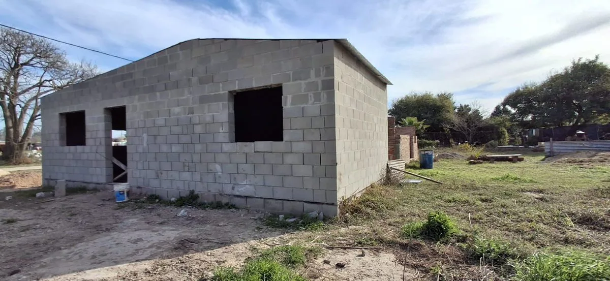 Se vende terreno con construcción a terminar. foto 3