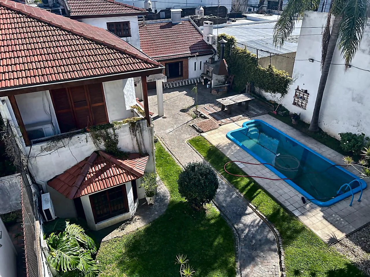 Casa imponente, piscina, cochera y 2 departamentos. de categoría foto 2