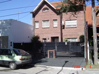 LA LUCILA RESIDENCIAL  CON RENTA ASEGURADA chalet 280 cub 5 amb play pque piscina foto 3