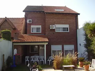 LA LUCILA RESIDENCIAL  CON RENTA ASEGURADA chalet 280 cub 5 amb play pque piscina foto 5