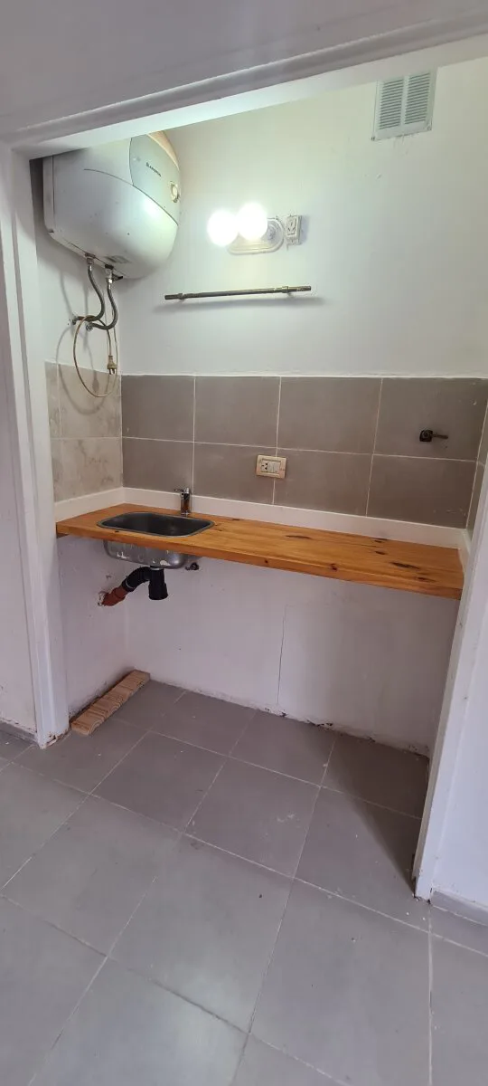Monoambiente con kitchinette al contrafrente, muy luminoso, inmejorable ubicacion, oportunidad para invertir foto 3