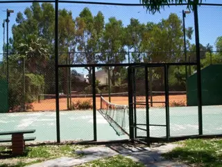 EXCELENTE PROPIEDAD, CASA CUATRO AMBIENTES, BARRIO CERRADO LOS CARACOLES EN INGENIERO MASCHWITZ foto 2