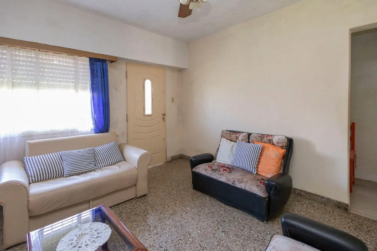 CASA 3 AMBIENTES  BERAZATEGUI GRAN TERRENO foto 2