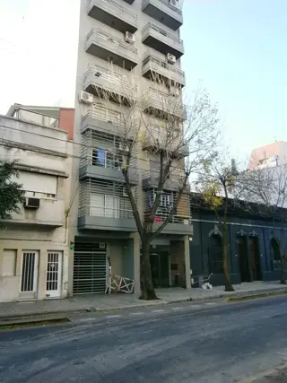 ALQUILER TEMPORARIO EN VILLA CRESPO - SERRANO Y VERA AMPLIO MONOAMBIENTE CON BALCON $17.000 *INCLUYE ALQUILER, EXPENSAS, ABL Y AGUA* foto 2