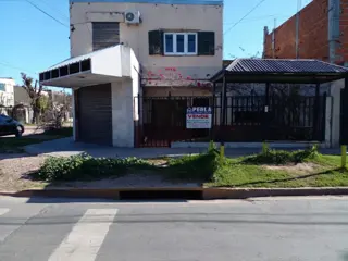 casa con local comercial foto 1