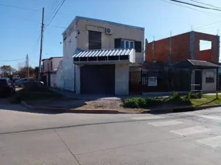 casa con local comercial foto 2