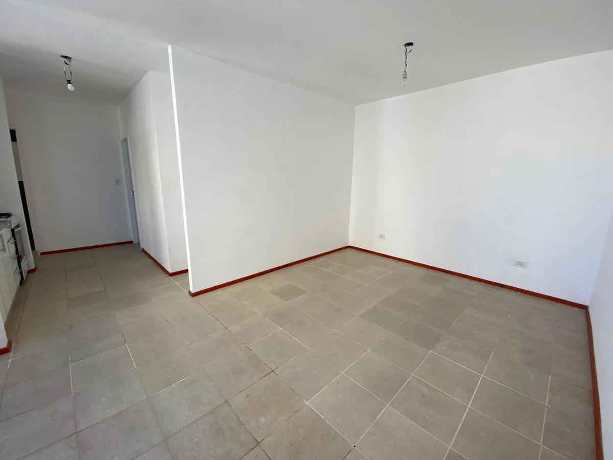 VENTA CASA DE PASILLO DOS DORMITORIOS ABASTO foto 2