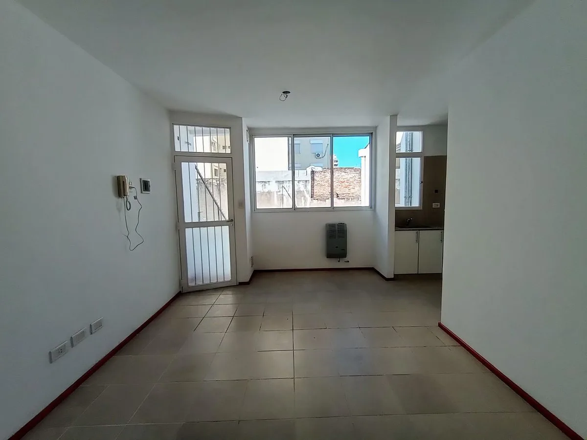 VENTA CASA DE PASILLO DOS DORMITORIOS ABASTO foto 3