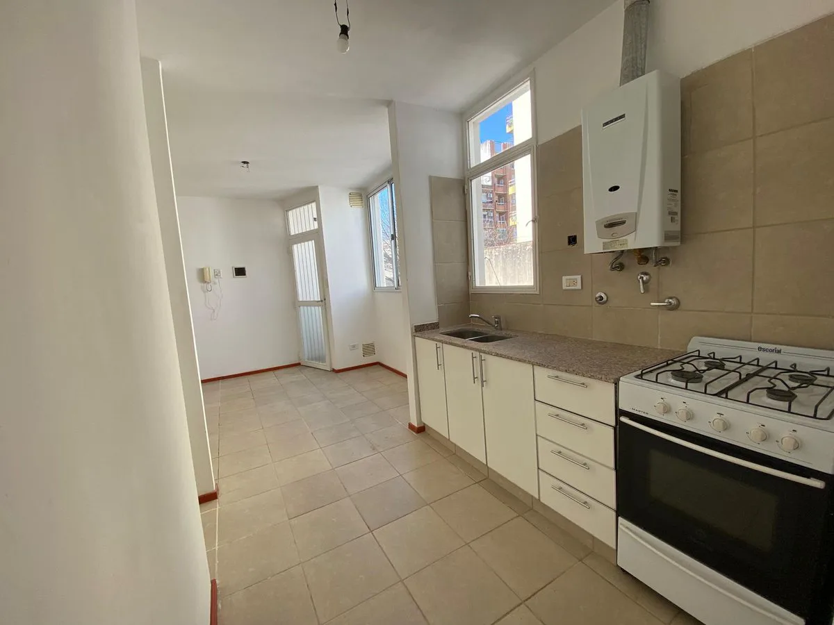 VENTA CASA DE PASILLO DOS DORMITORIOS ABASTO foto 5