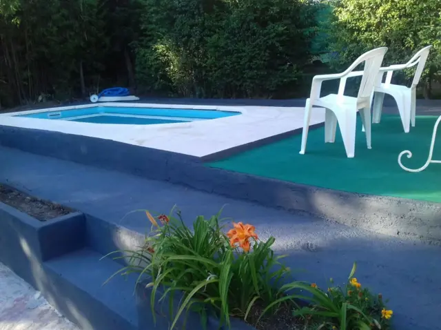CHALET AMPLIO. PARA 8 PERSONAS. CON 4 DORMITORIOS. PATIO. PILETA.COCHERA