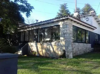CHALET AMPLIO. PARA 8 PERSONAS. CON 4 DORMITORIOS. PATIO. PILETA.COCHERA foto 2