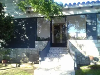 CHALET AMPLIO. PARA 8 PERSONAS. CON 4 DORMITORIOS. PATIO. PILETA.COCHERA foto 3