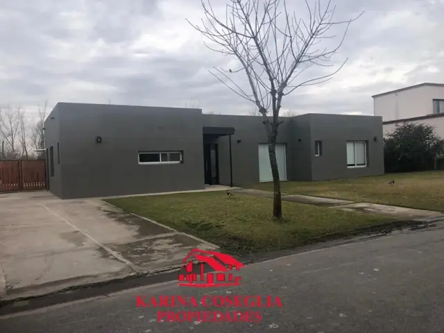 CASA CON PILETA, EN UNA PLANTA , BARRIO CERRADO BARBARITA .