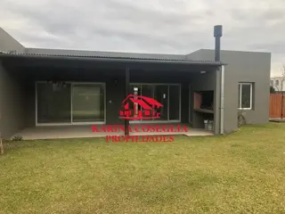 CASA CON PILETA, EN UNA PLANTA , BARRIO CERRADO BARBARITA . foto 3
