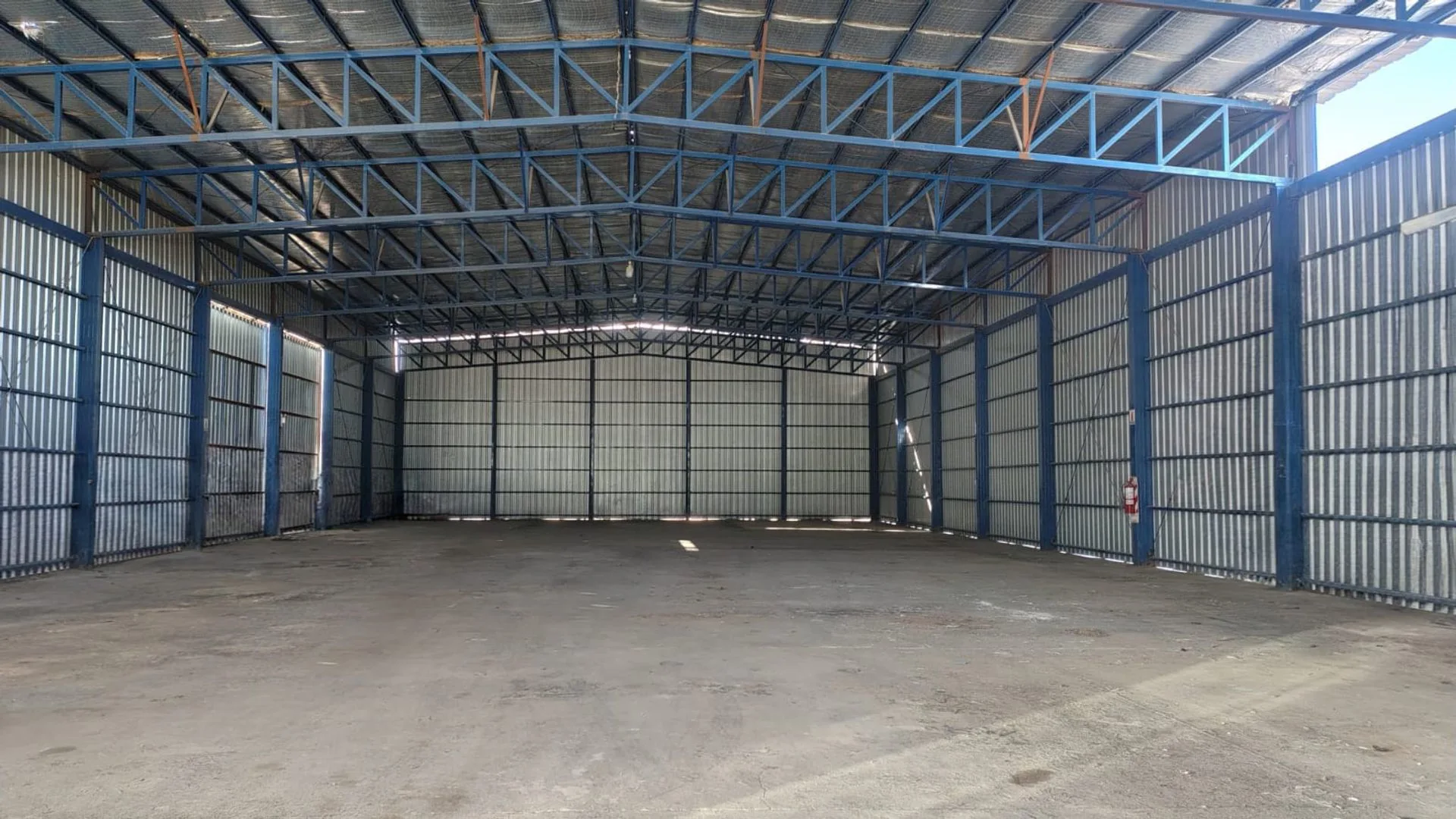 NAVE INDUSTRIAL CON OFICINAS Y ANEXOS. CHIMBAS foto 2
