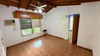Casa al frente en alquiler en Ecuador 1187, Ituzaingó foto 5