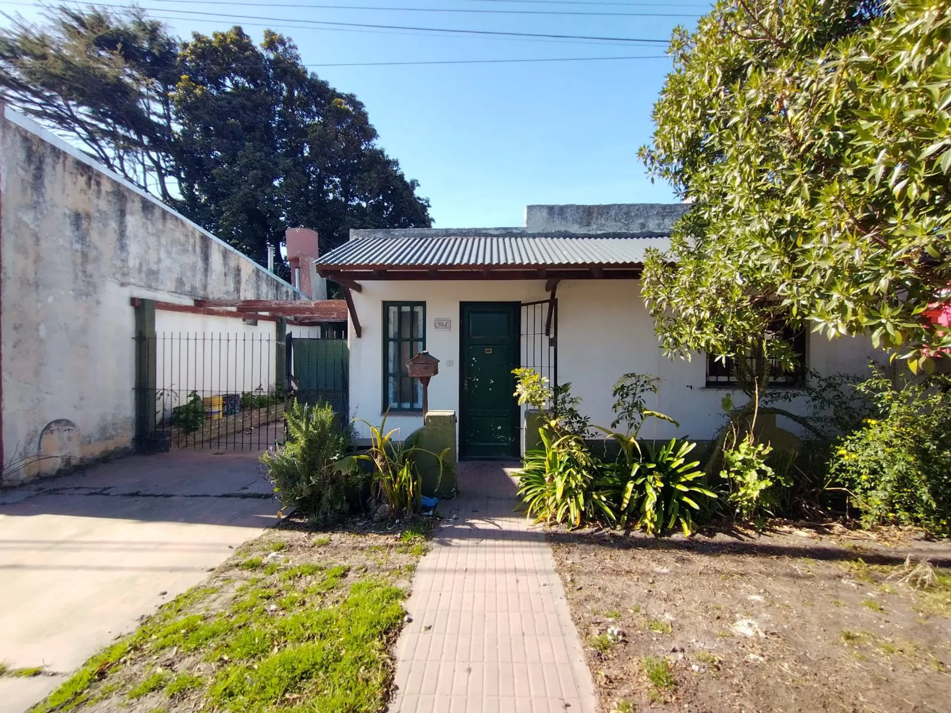 CASA CON PARQUE A RESTAURAR 3 AMBIENTES. MIRAMAR
