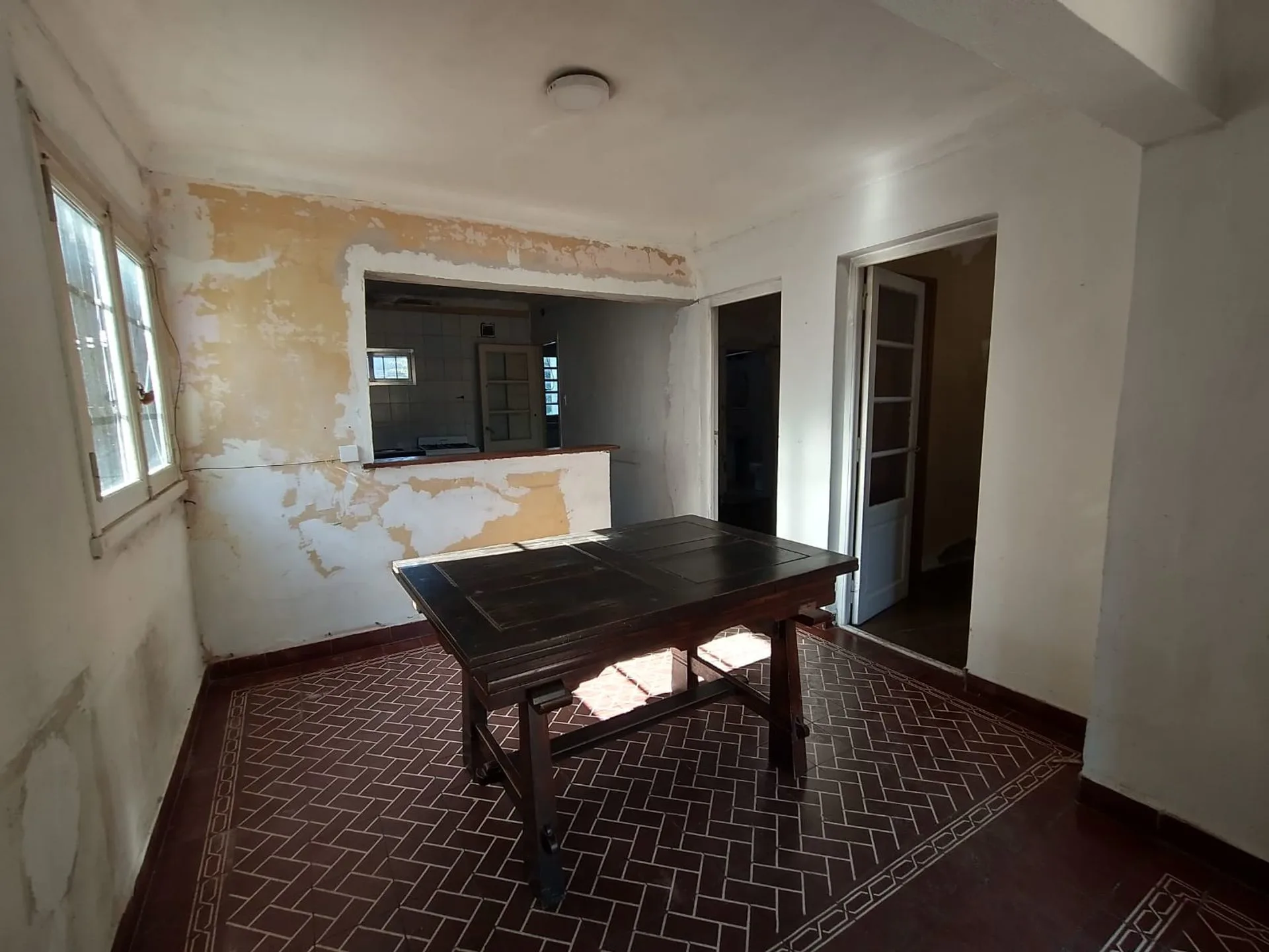CASA CON PARQUE A RESTAURAR 3 AMBIENTES. MIRAMAR foto 3