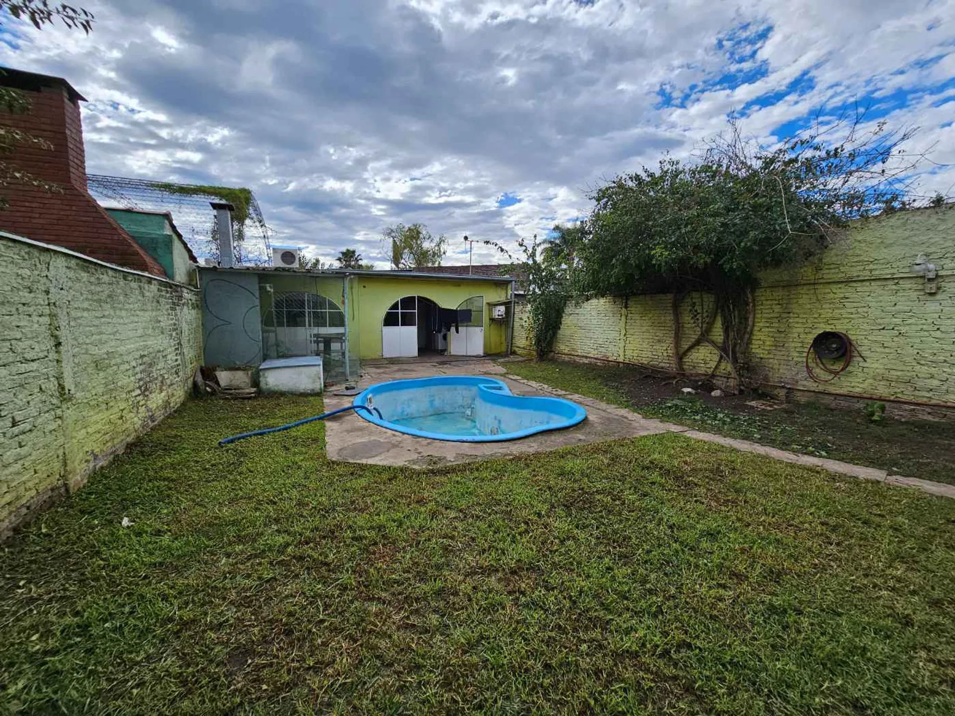 CASTELAR VENTA CASA 4 AMBIENTES 2 BAÑOS Y PARQUE foto 2