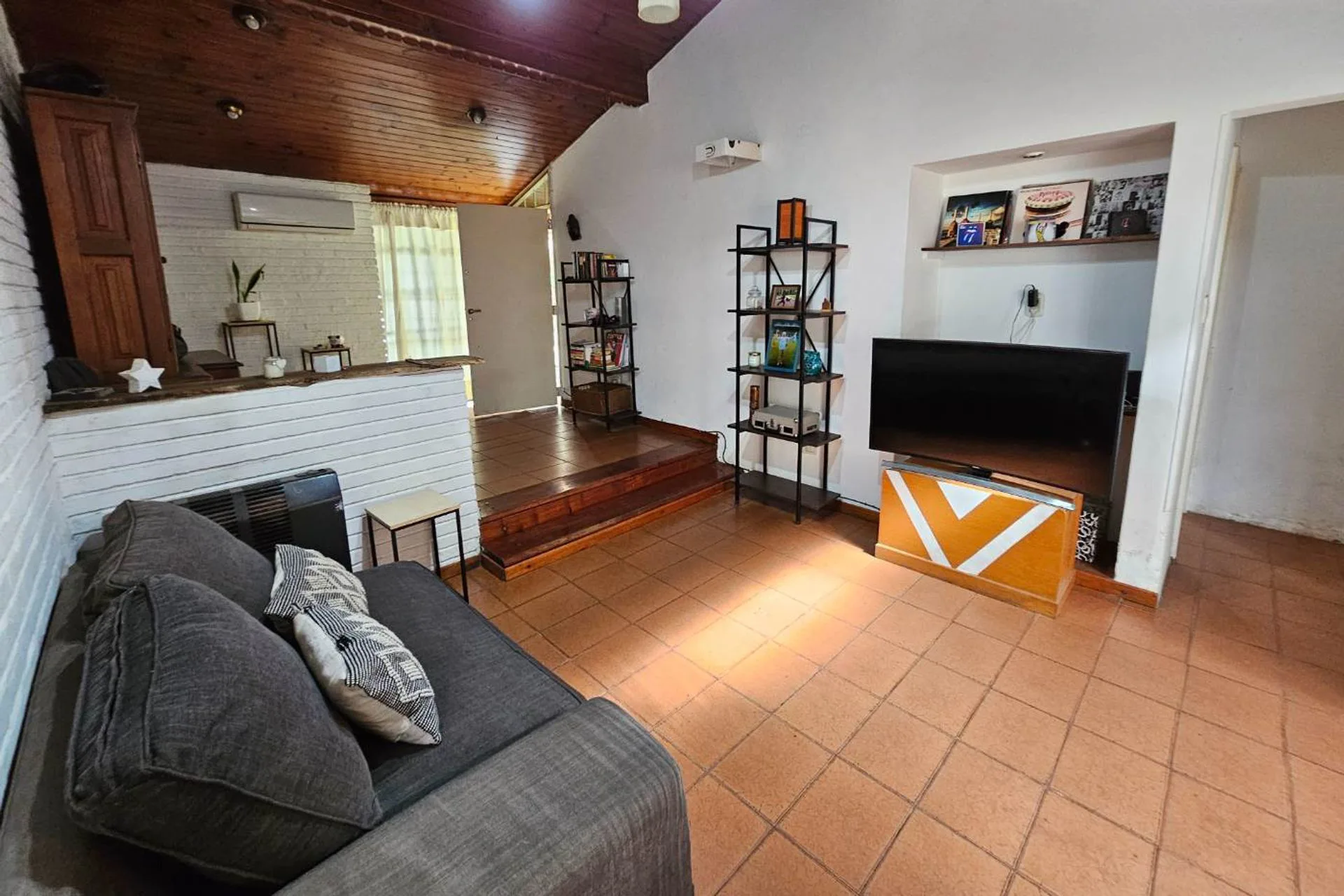 CASTELAR VENTA CASA 4 AMBIENTES 2 BAÑOS Y PARQUE foto 3