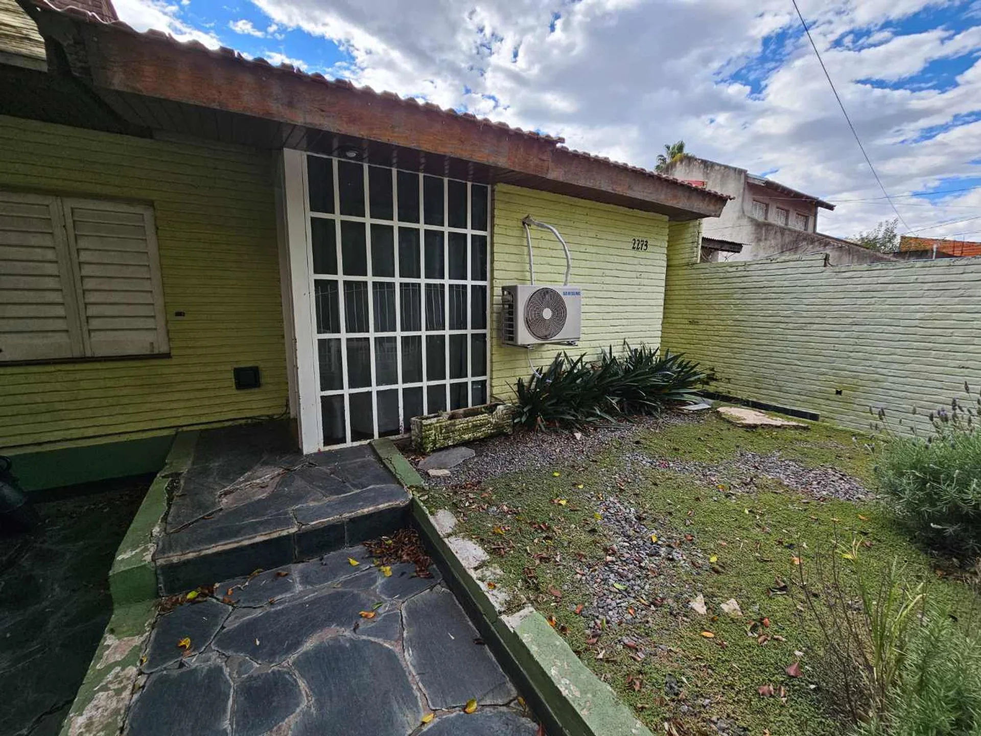 CASTELAR VENTA CASA 4 AMBIENTES 2 BAÑOS Y PARQUE foto 4