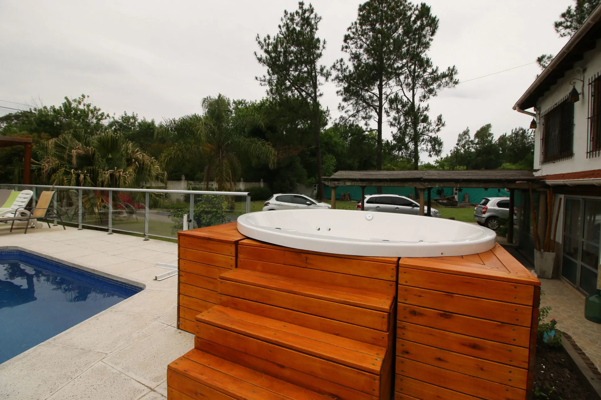 Venta casa 6 amb, pileta, quincho, jardín, jacuzzi foto 2