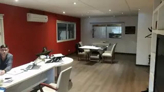 Excelente galpón de 1000 m2 cub con techo parabólico con puente grua foto 1