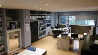Excelente galpón de 1000 m2 cub con techo parabólico con puente grua foto 3