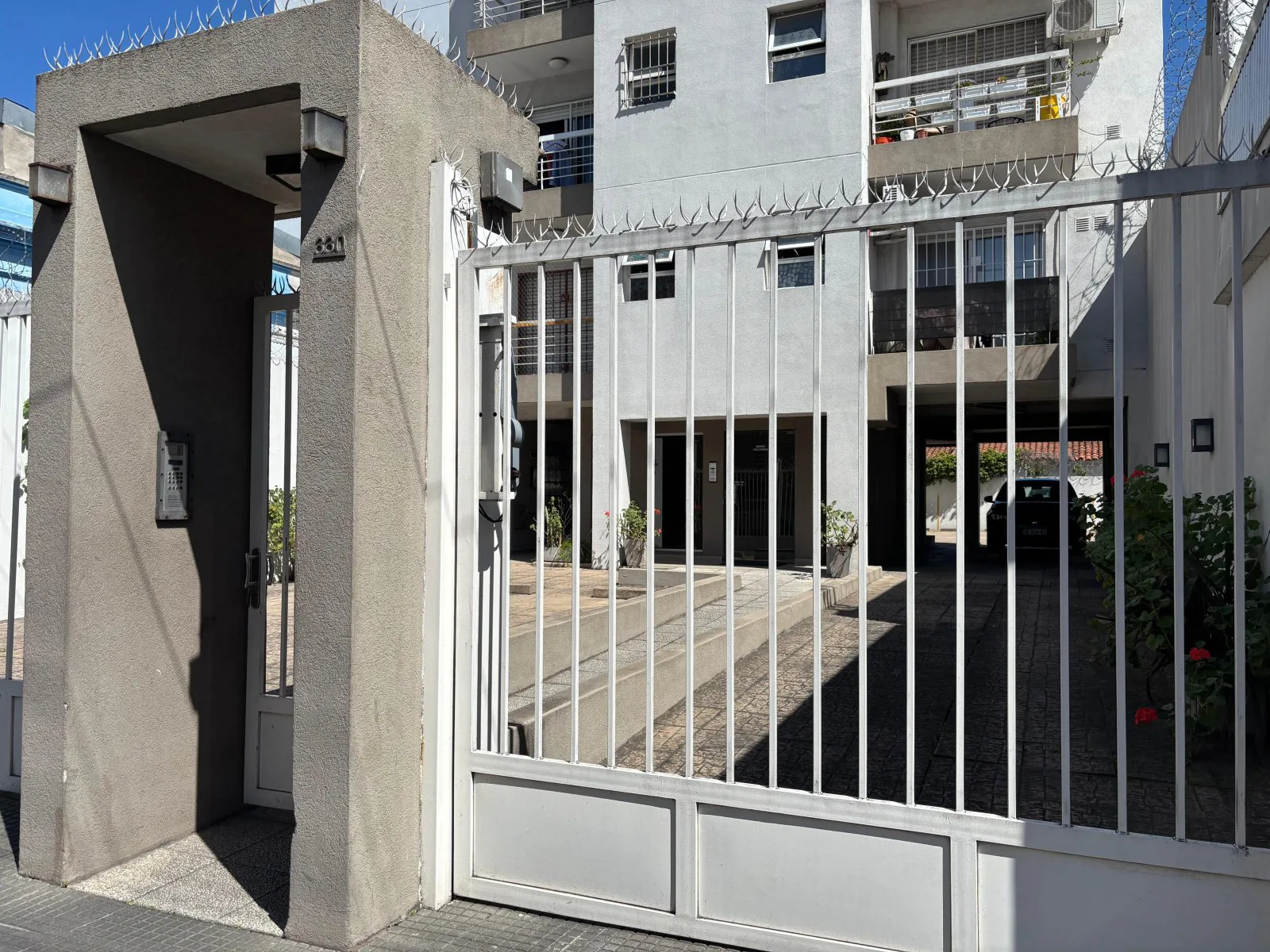 OPORTUNIDAD | Cocheras descubiertas | Zona Morón Centro | A 4 cuadras de la estacíon