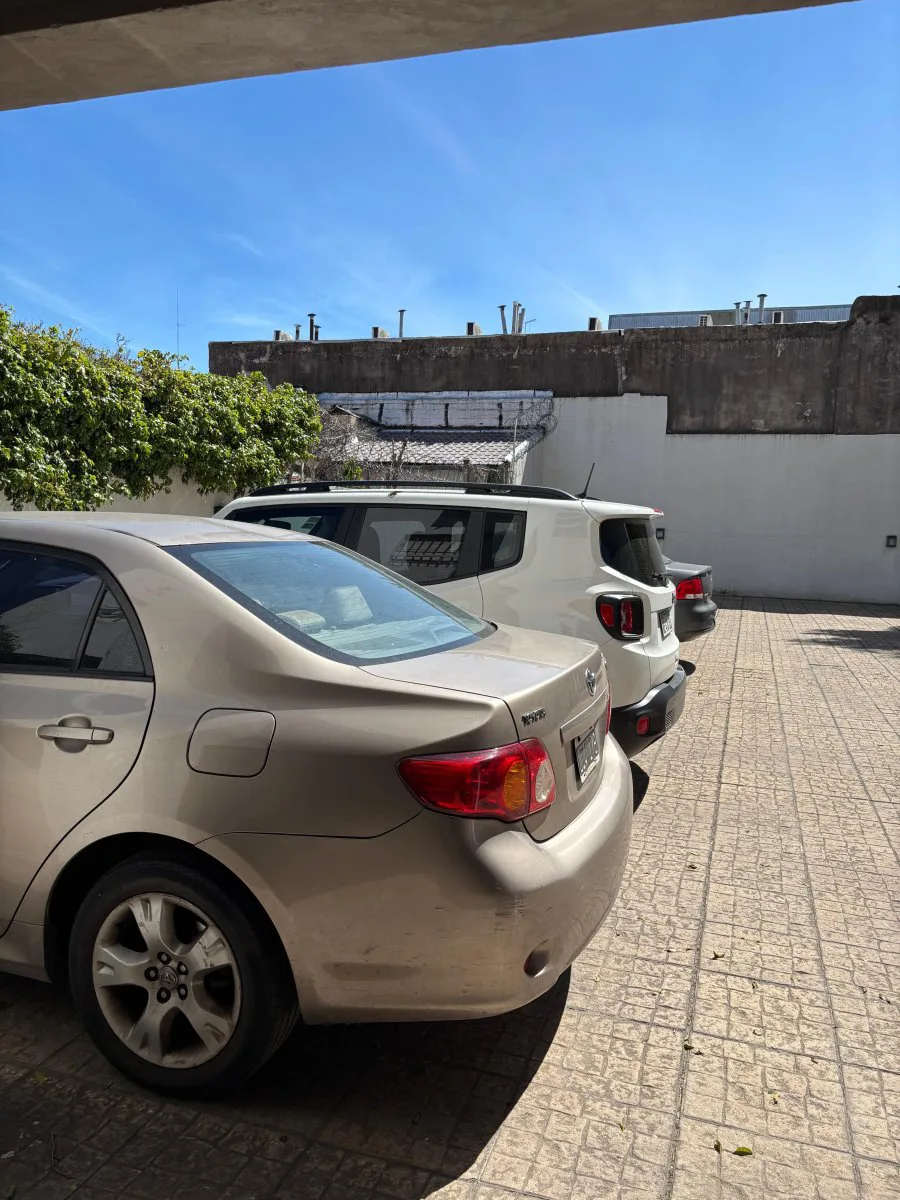 OPORTUNIDAD | Cocheras descubiertas | Zona Morón Centro | A 4 cuadras de la estacíon foto 2