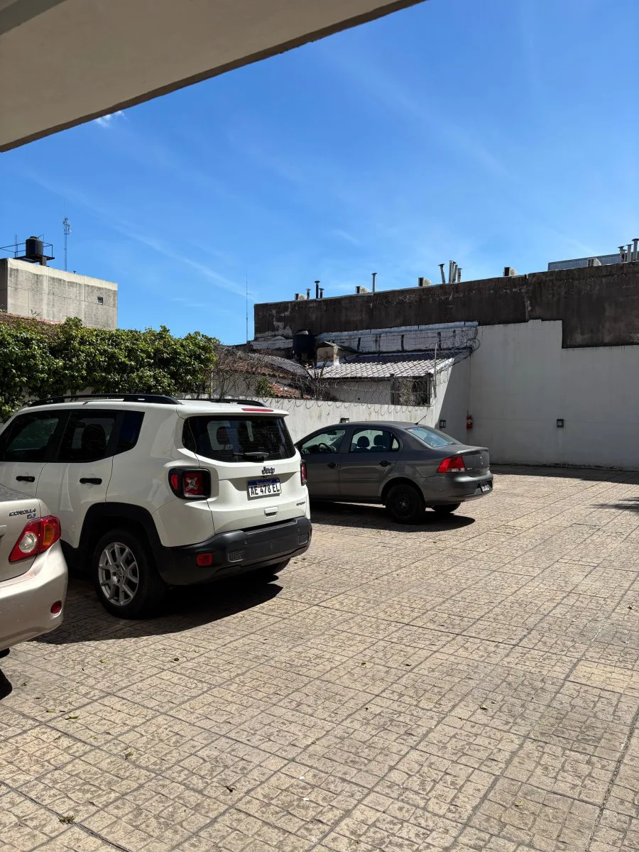 OPORTUNIDAD | Cocheras descubiertas | Zona Morón Centro | A 4 cuadras de la estacíon foto 3