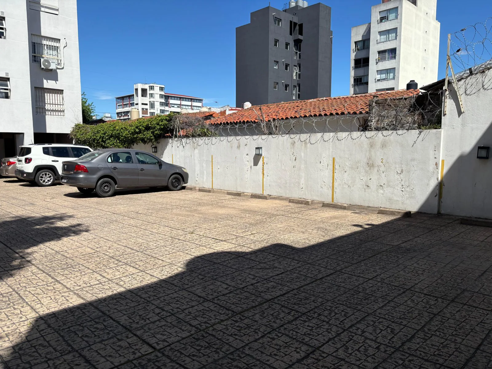 OPORTUNIDAD | Cocheras descubiertas | Zona Morón Centro | A 4 cuadras de la estacíon foto 4